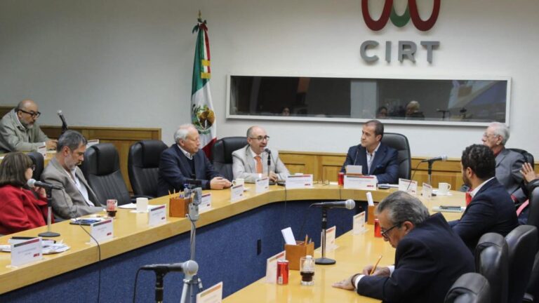 Censuran a radio y TV; van por prensa y redes.