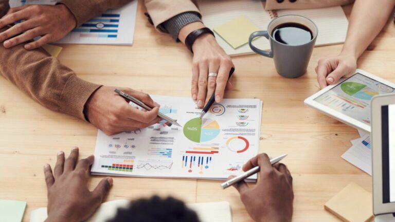 Mercado laboral elimina 320,000 empleos en junio.
